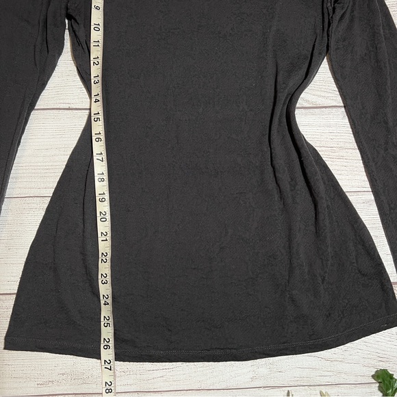 EXPRESS Basic Sheer Print Long Sleeve Top in Gray - Picture 10 of 12
